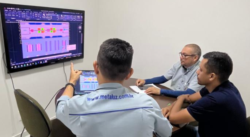 Equipe em reunião de análise de projetos