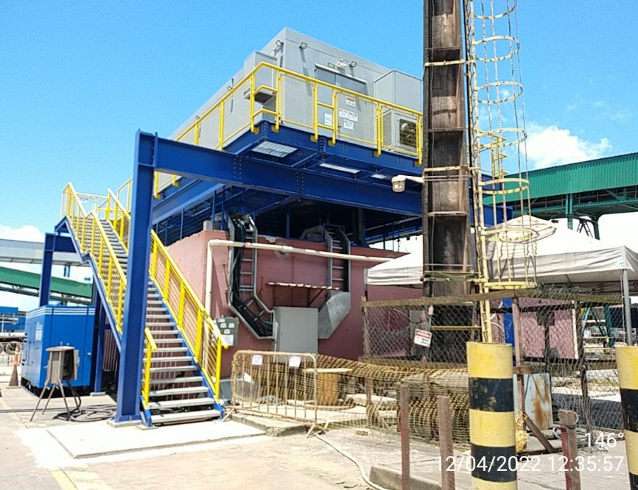 Escada e plataforma metálicas instaladas em campo