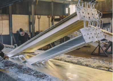 Peças metálicas no processo de galvanização a fogo da Metaluz
