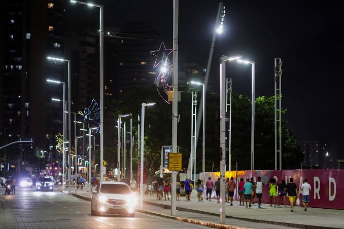 Aplicação de postes e suportes de iluminação em uma via urbana