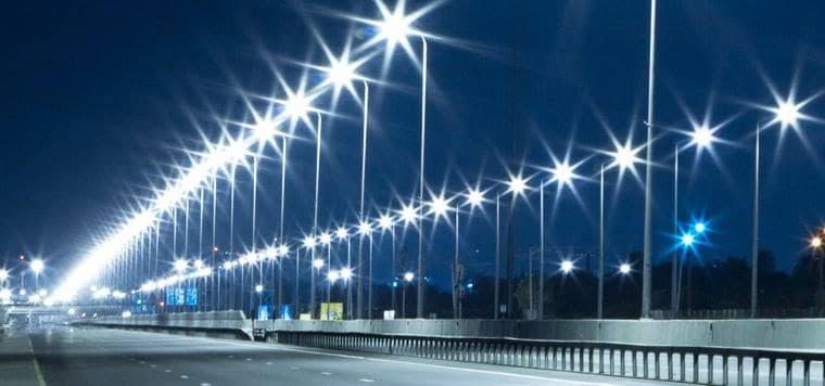 Iluminação pública ao longo de uma via