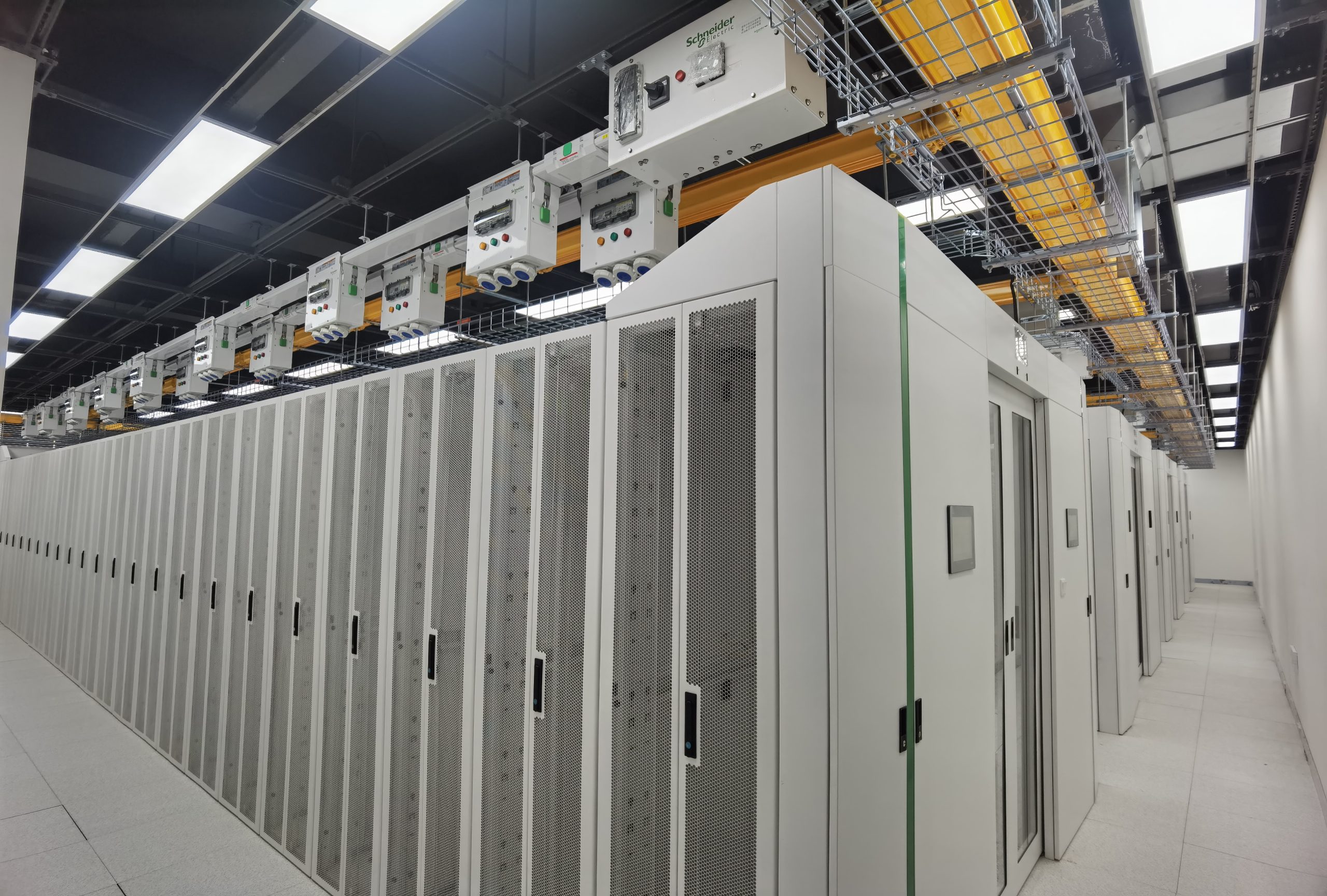 Infraestrutura de um data center com estruturas de apoio e organização de cabos