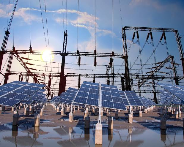 Infraestrutura de energia com estruturas metálicas e painéis solares