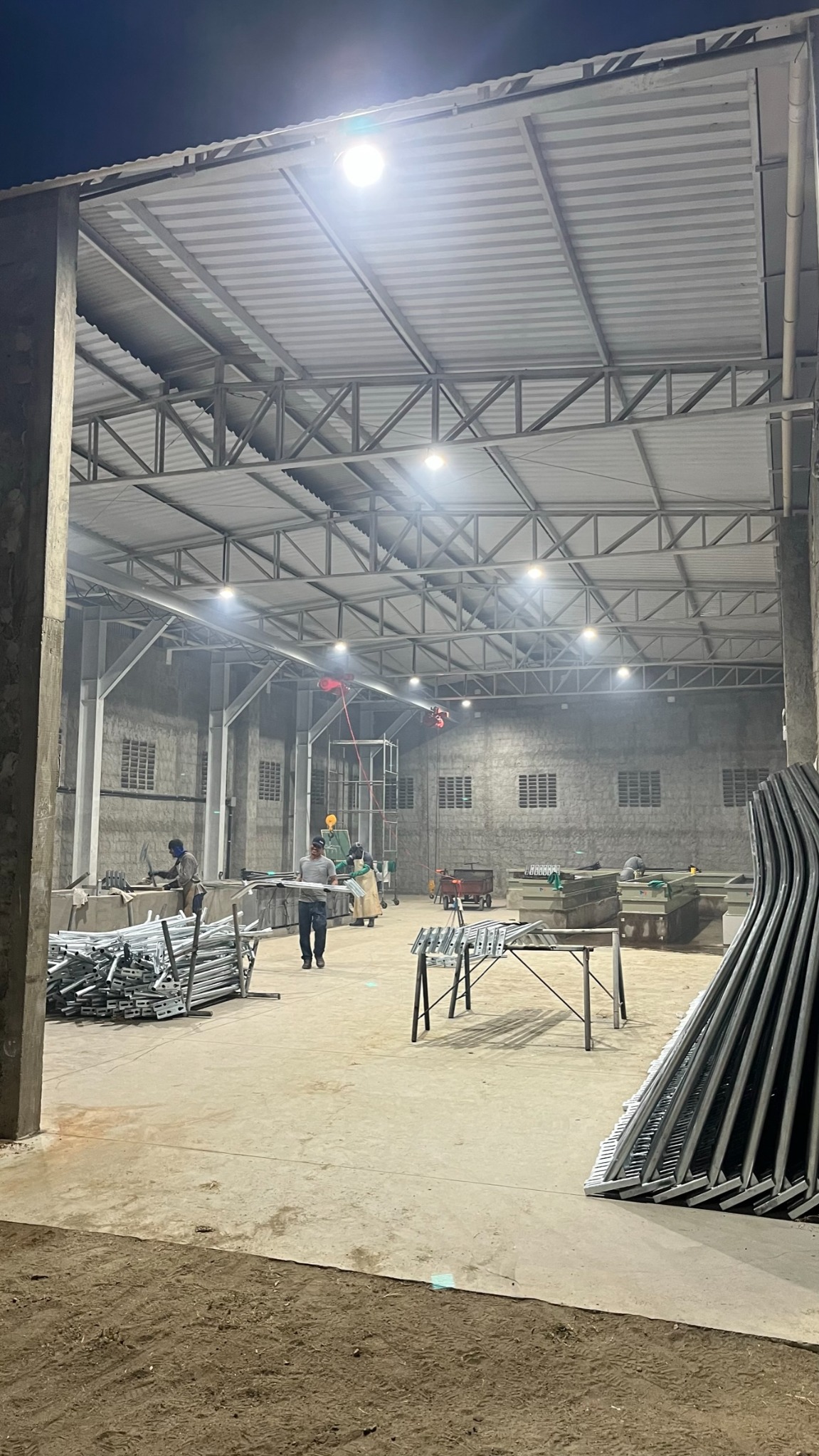 Peças e conjuntos metálicos no ambiente de produção da Metaluz.