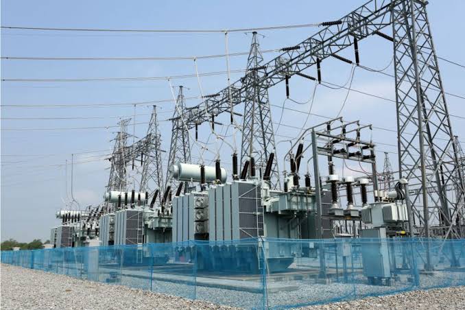 Estruturas metálicas em uma subestação elétrica