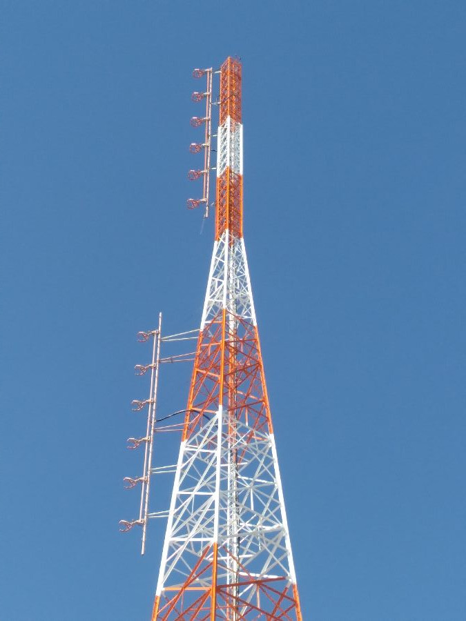 Torre metálica em aplicação externa.