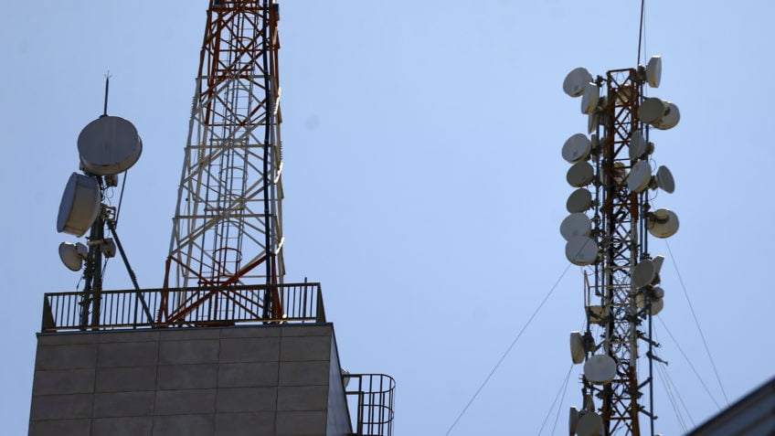 Torres com antenas de telecomunicações